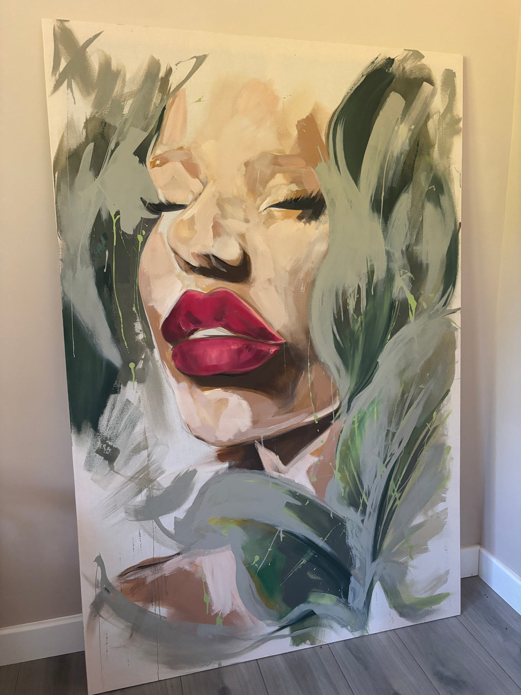 Abstract painting of a face with red lips on a light background. Hand painted piece on canvas of a female face with leaf like gestural brush strokes.Bespoke artwork
Commissioned artwork
Custom Artwork
Custom painting for home
Hand painted wall art
Large original paintings for living room
Large statement artwork
Bespoke abstract art
Bespoke art for interiors
Original paintings for living room
Original art for interiors
Custom artwork for interior designers
Luxury wall art for interiors
Artwork for interiors
