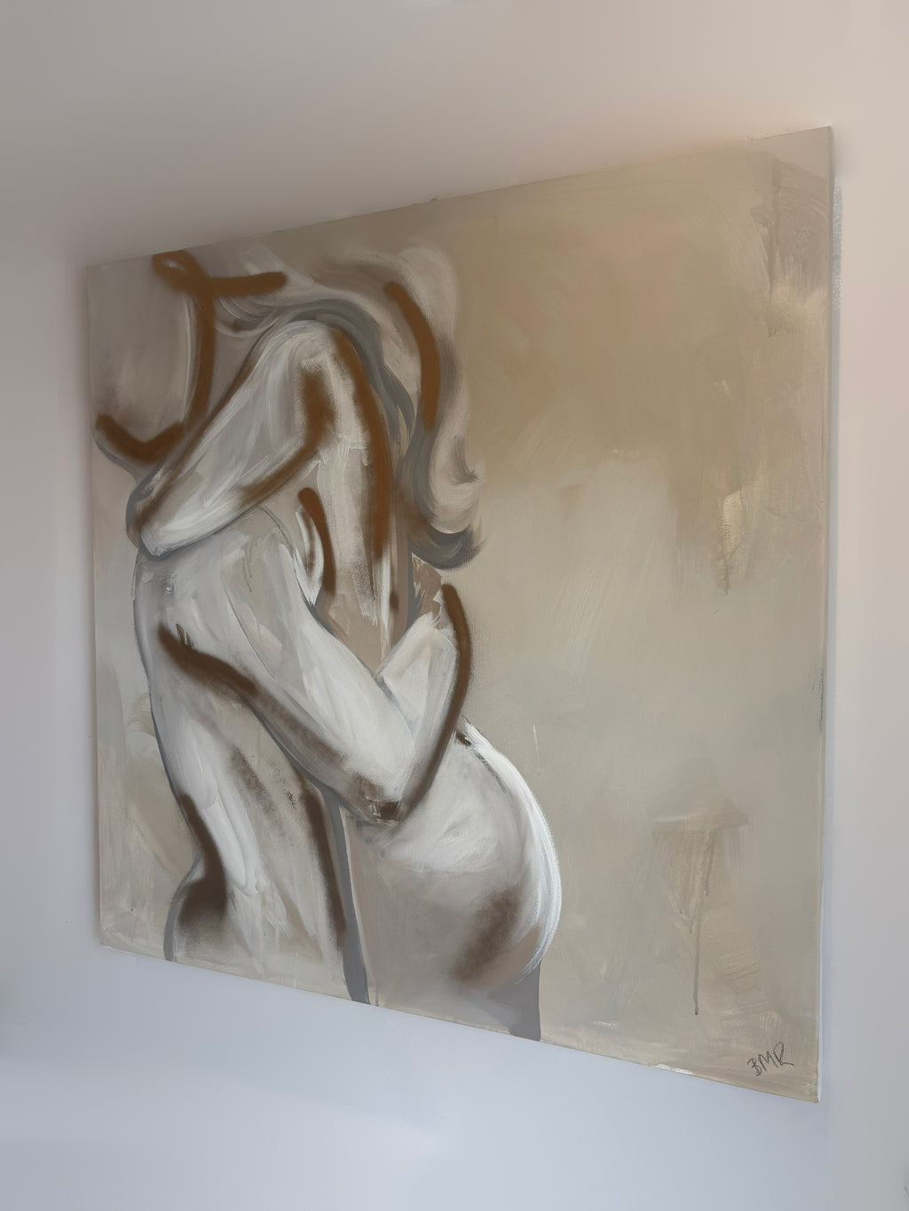 UK artist Briony May Richardson has hand painted this soft and romantic neutral beige, white and grey toned painting of a man and woman hugging. The painting features gold elements and is quite abstract in style.
Bespoke artwork
Commissioned artwork
Custom Artwork
Custom painting for home
Hand painted wall art
Large original paintings for living room
Large statement artwork
Bespoke abstract art
Bespoke art for interiors
Original paintings for living room
Original art for interiors
Custom artwork for interio
