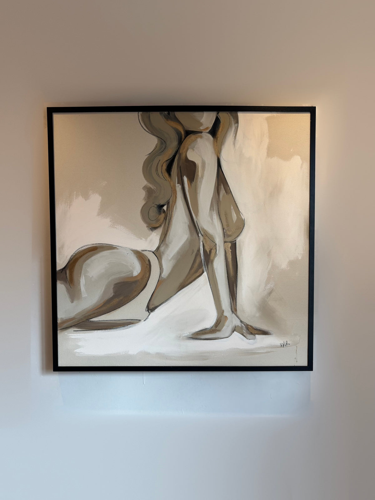 Framed abstract art of a nude figure on a beige background. Painted with brown and taupe tones with gold highlights. Bespoke artwork
Commissioned artwork
Custom Artwork
Custom painting for home
Hand painted wall art
Large original paintings for living room
Large statement artwork
Bespoke abstract art
Bespoke art for interiors
Original paintings for living room
Original art for interiors
Custom artwork for interior designers
Luxury wall art for interiors
Artwork for interior Designers
